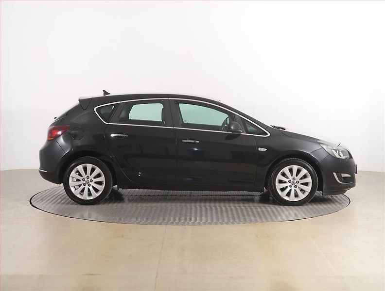 Opel Astra (2012) 1.4 T, Xenony, Tempomat - fotka 6 z 17