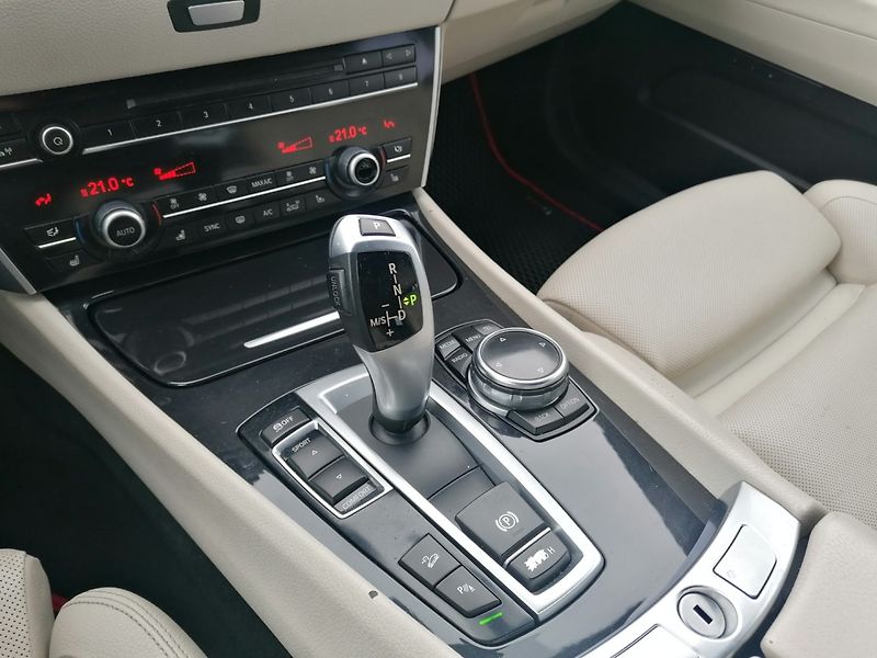 BMW Řada 5 (2014) GT 530d xDrive M-paket - fotka 15 z 40