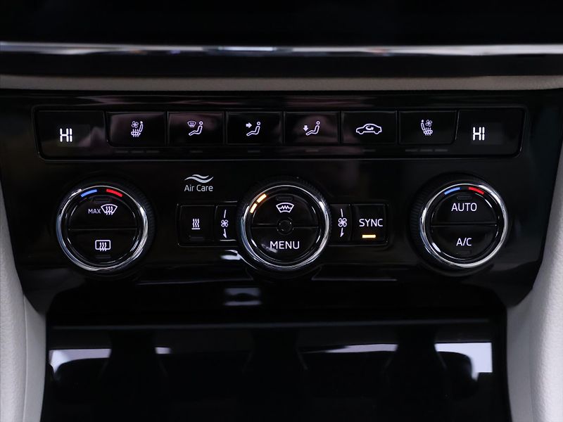 Škoda Superb 2,0 TSI 200kW L&K 4x4 DSG CZ - fotka 29 z 44