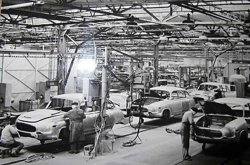 Tatra 603 před branou závodu Příbor