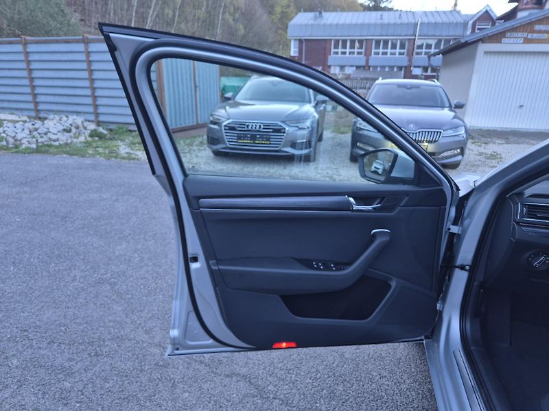 Škoda Superb Combi 2,0TDi 147kw DSG 17ALU - fotka 30 z 41