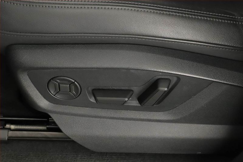 Audi Q8 (2023) 55 TFSI, Výhřev, Kamera - fotka 23 z 29