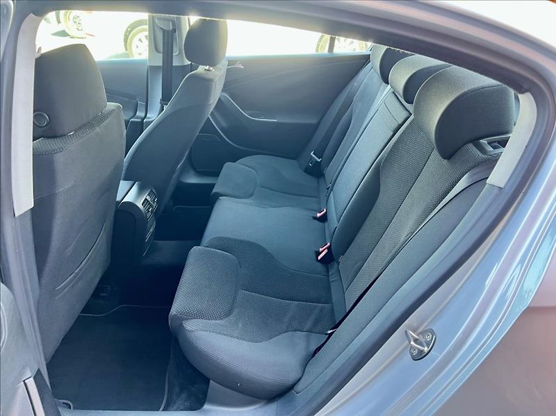Volkswagen Passat 2,0 FSI  COMFORTLINE - fotka 12 z 28