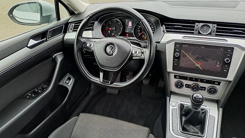 Volkswagen Passat 1.6 TDI ComfortLine Business - fotka 21 z 36
