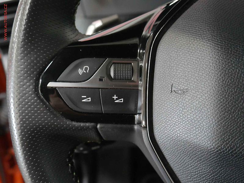 Peugeot 2008 (2020) 1.2 PT, GT, AT, navi, LED - fotka 14 z 25