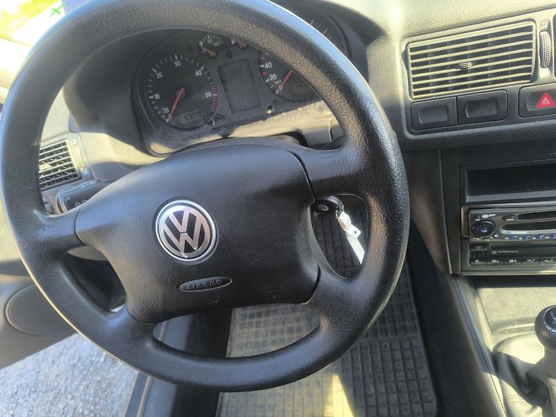 Volkswagen Golf (2001) KRÁSNÝ,145TKM,1MAJ89LET,SERVIS - fotka 21 z 25