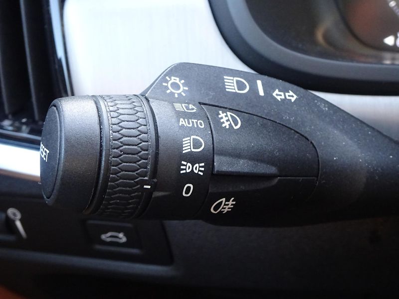 Volvo V90 D4 140kW BUSINESS PLUS DPH - fotka 18 z 32