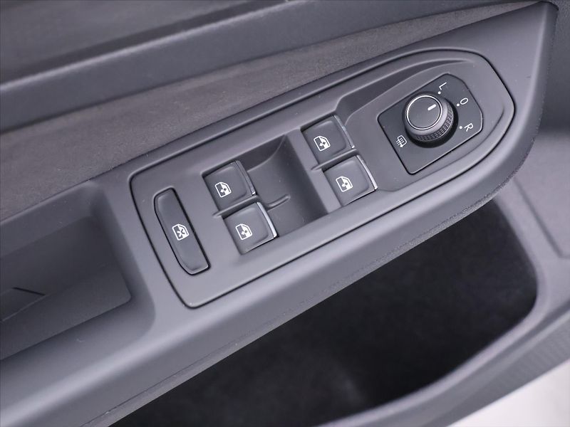 Volkswagen Golf 2,0 TSI GTI 180kW Virtual DPH - fotka 15 z 35