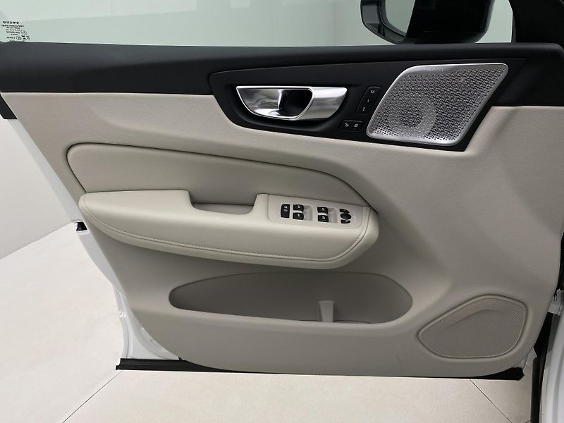 Volvo XC60 T8 AWD RECHARGE DARK ULTRA CZ - fotka 7 z 66