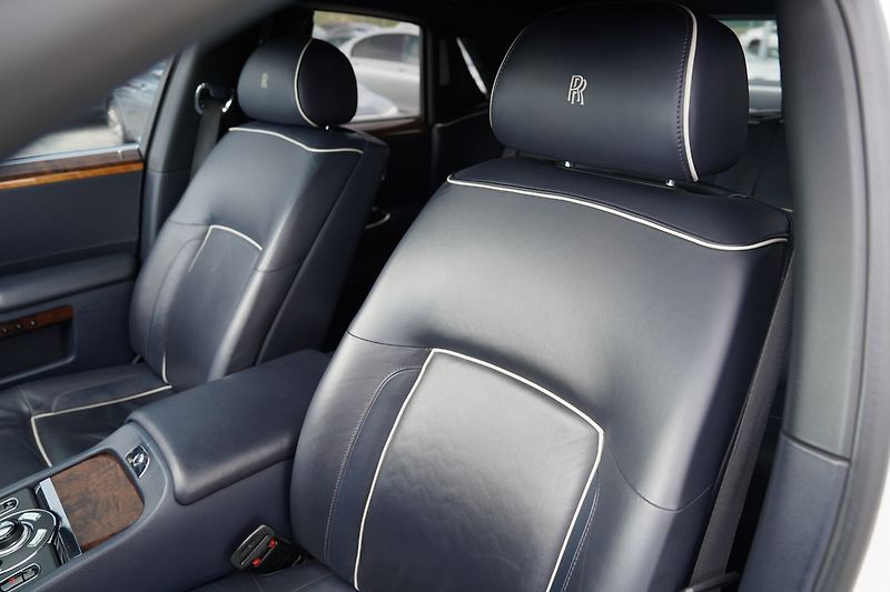 Rolls-Royce Ghost 6.75i V12  570 PS - fotka 25 z 45