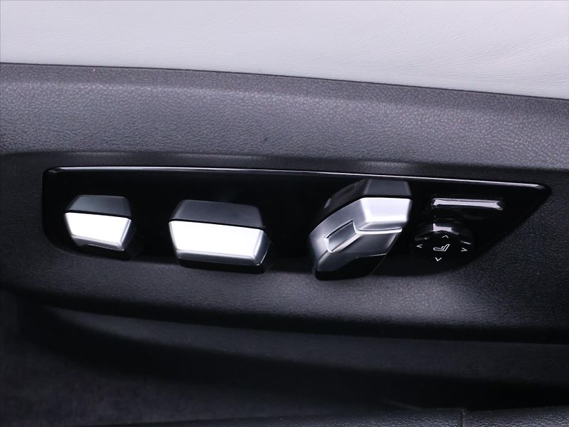 BMW M5 4,4 V8 441kW xDrive Individual - fotka 18 z 46