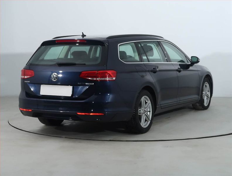 Volkswagen Passat (2017) 2.0 TDI, Automat, Serv.kniha - fotka 5 z 22