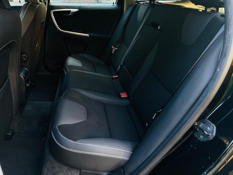 Volvo XC60 2.0D 5V MAN 1.MAJITEL SERVISKA - fotka 25 z 33