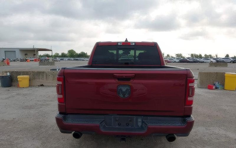 Dodge RAM (2020) Auto na cestě - fotka 14 z 17