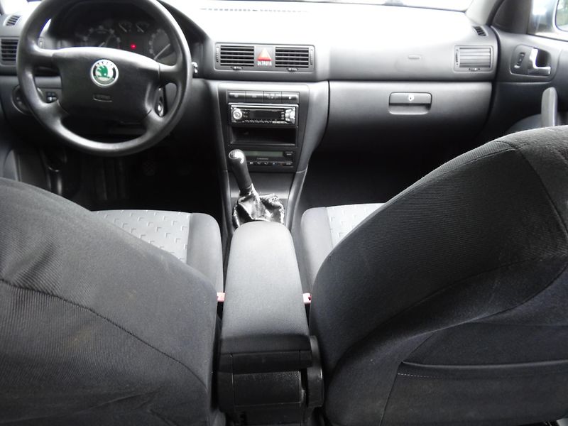 Škoda Octavia Kombi 1.6MPi rezervace - fotka 4 z 11