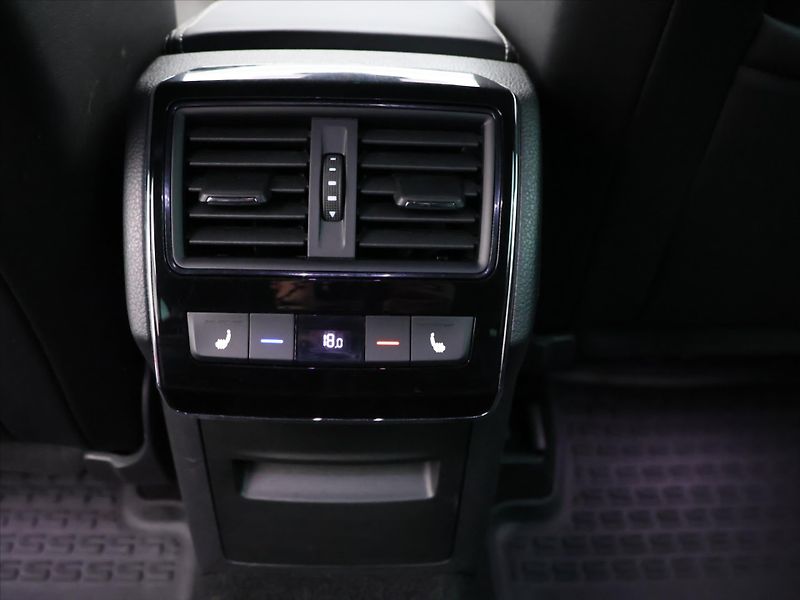 Škoda Superb 2,0 TDI 147kW DSG Sportline DP - fotka 23 z 31