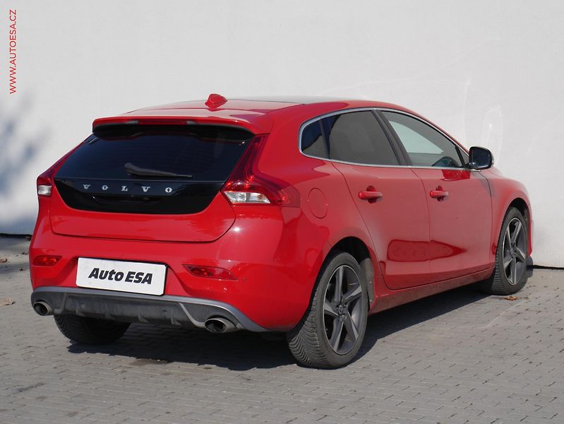 Volvo V40 (2015) 2.0 i, AT, navi - fotka 4 z 18