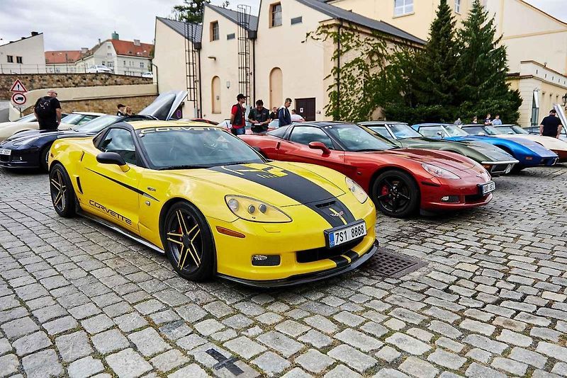 Americké automobily Corvette na 21. ročníku tradičního srazu v areálu Plzeňského Prazdroje.
