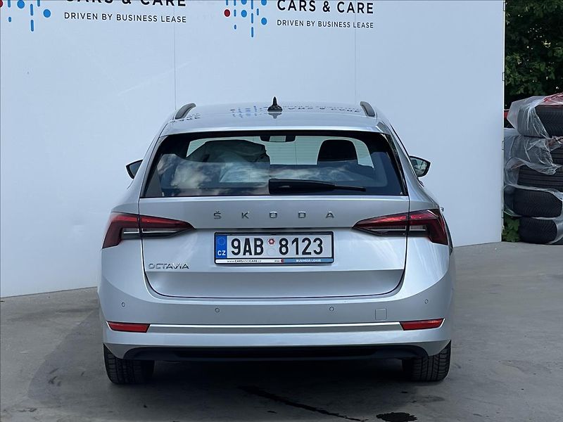 Škoda Octavia 2,0 TDI Combi Ambition Plus - fotka 21 z 21