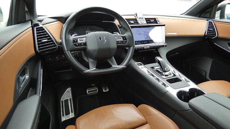 DS Automobiles DS7 Crossback 1.6 E-TENSE 4x4 Pluq-in Hybrid - fotka 5 z 25