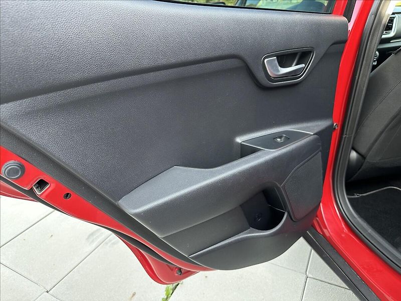 Kia Stonic 1,6 CRDi Aut.klima,Kamera - fotka 19 z 39