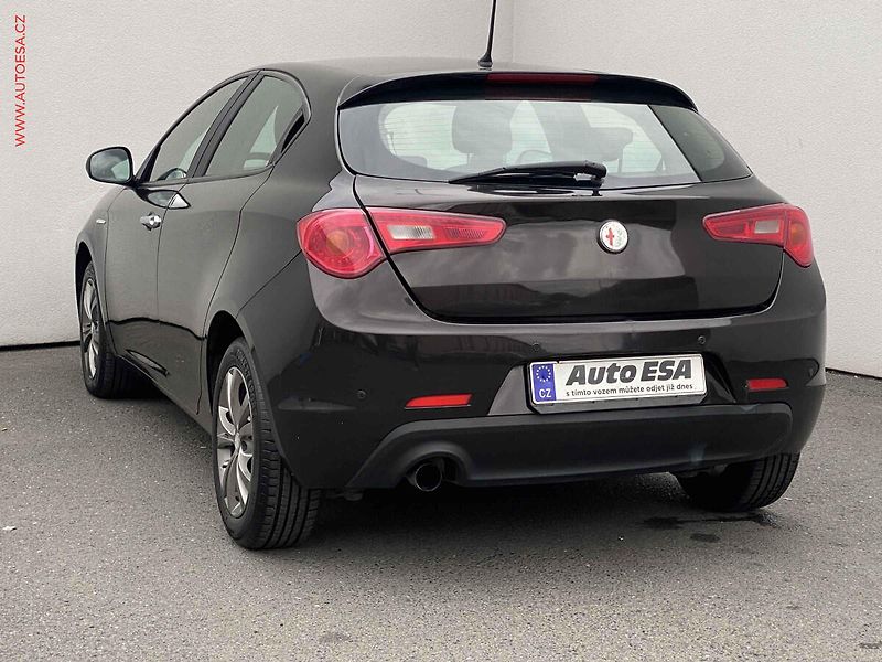 Alfa Romeo Giulietta (2013) 1.6 D, AC, park.asist - fotka 6 z 14