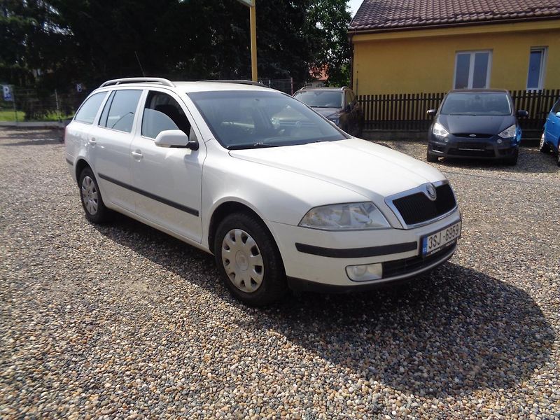 Škoda Octavia 1,6 MPI - fotka 1 z 15