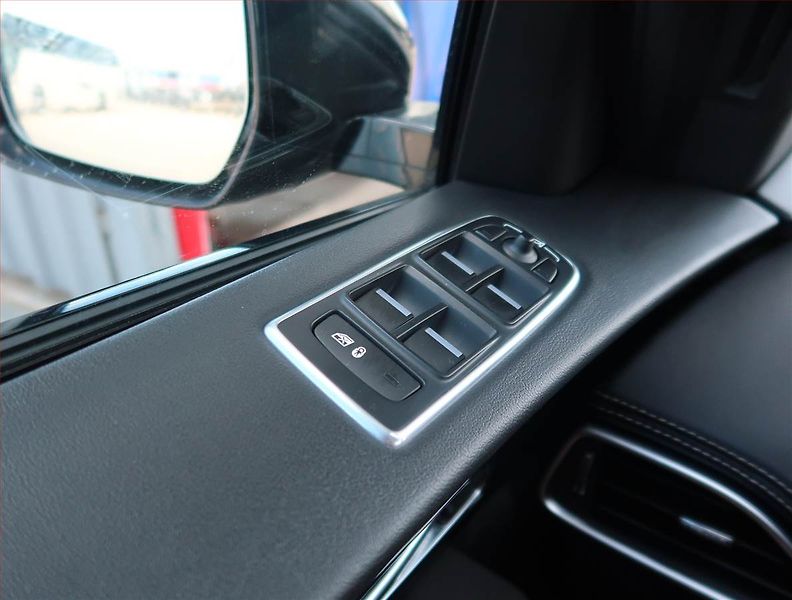 Jaguar F-Pace (2018) 20d AWD, 4X4, Automat, Kůže - fotka 16 z 23