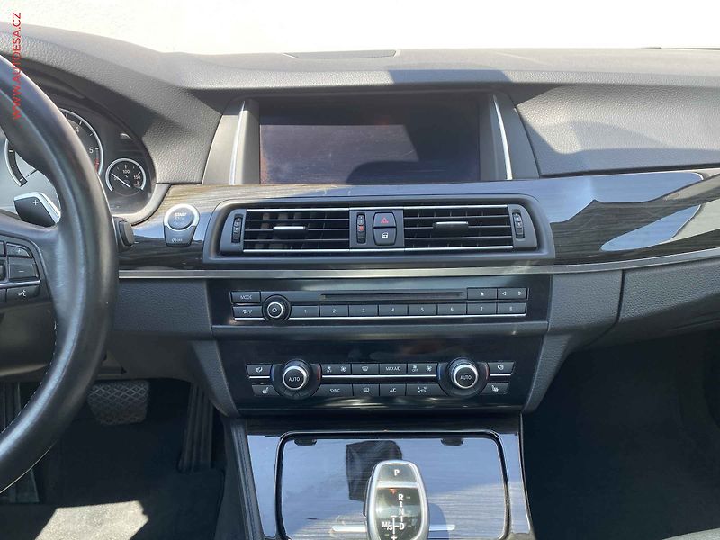 BMW Řada 5 (2015) 3.0 D 530D, LuxuryLine, AT - fotka 12 z 20