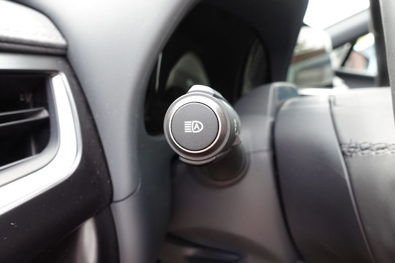 Lexus UX 300h UX300h 2,0 HEV Business Tech - fotka 19 z 34