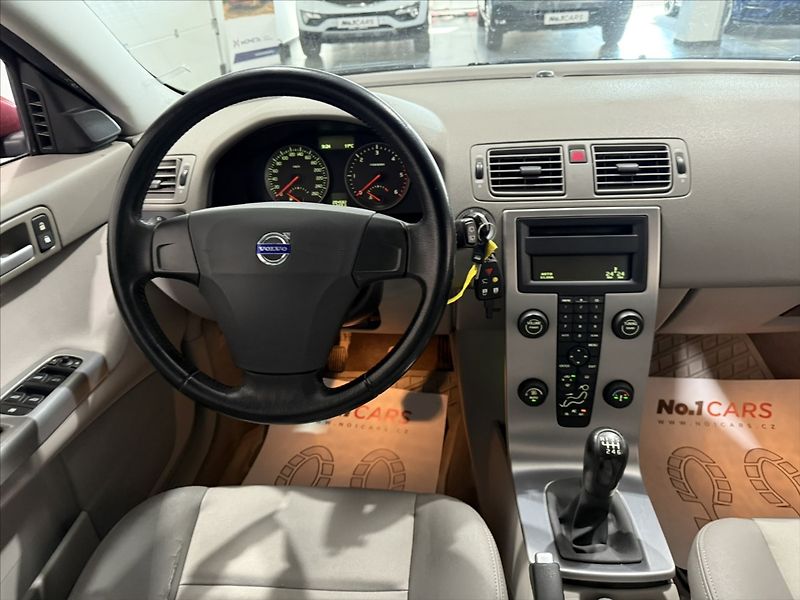 Volvo V50 2,0   D 100KW KRÁSNÝ STAV TZ - fotka 14 z 19