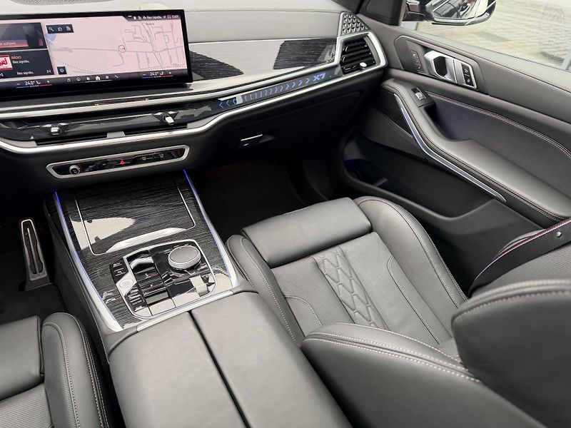 BMW X7 (2024) 40XD 250kW M-PAKET NZN R23 CZ! - fotka 24 z 49