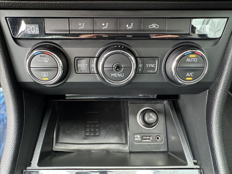 Škoda Superb 1,6 TDI Navi TZ park. kamera - fotka 36 z 50