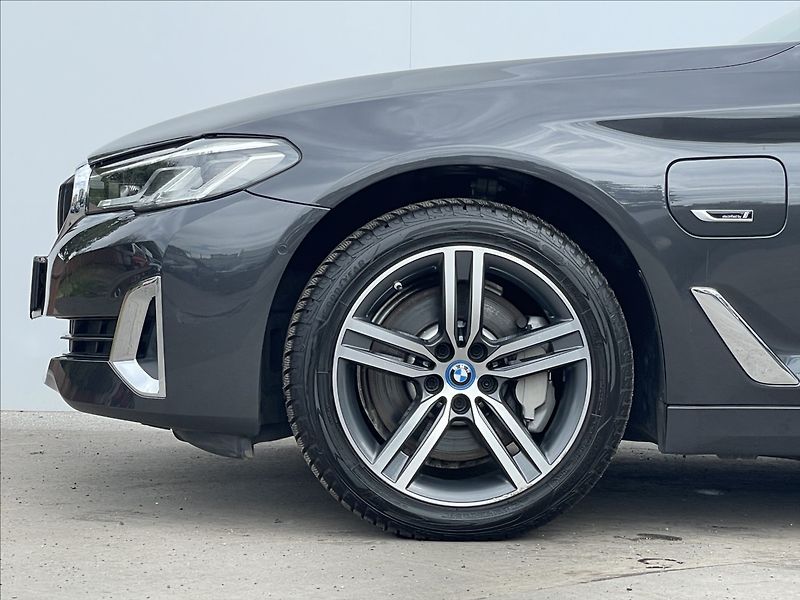 BMW Řada 5 2,0 530e xDrive A8 Luxury Line - fotka 18 z 22
