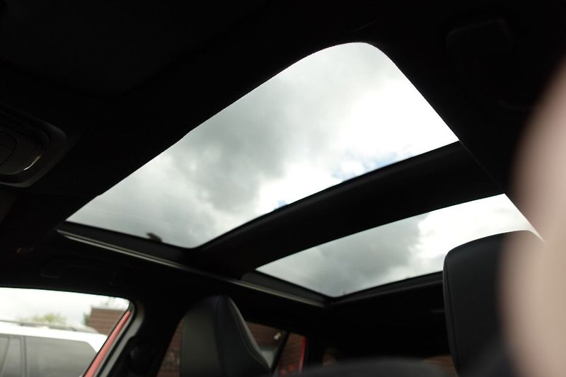 Toyota Corolla Cross 2,0 HEV Executive + Panorama 4 - fotka 32 z 37