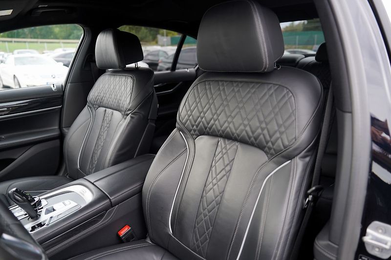 BMW Řada 7 750i xDrive Mpaket/530 PS - fotka 27 z 47