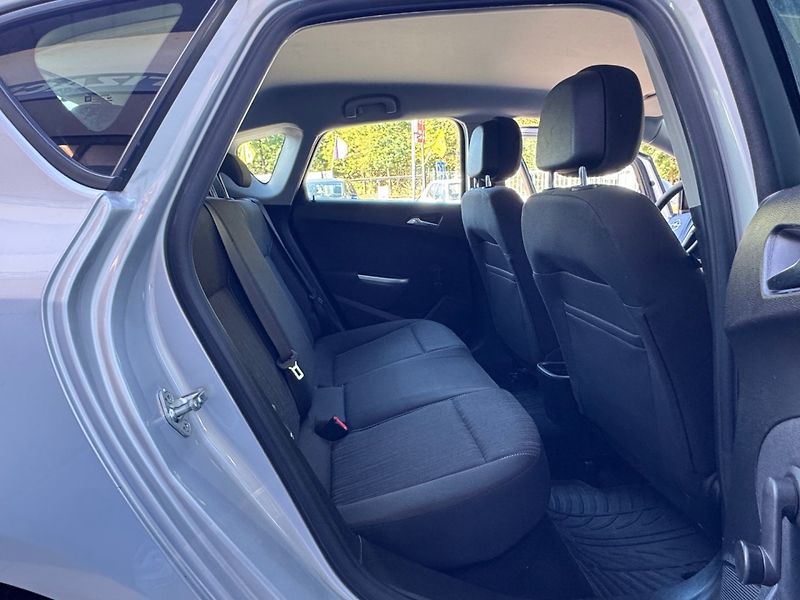 Opel Astra (2010) 1.6 16V Automat - fotka 13 z 36
