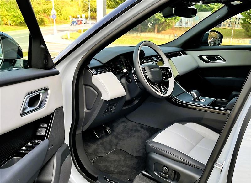 Land Rover Range Rover Velar 2,0 D200 DYNAMIC SE AWD - fotka 8 z 29