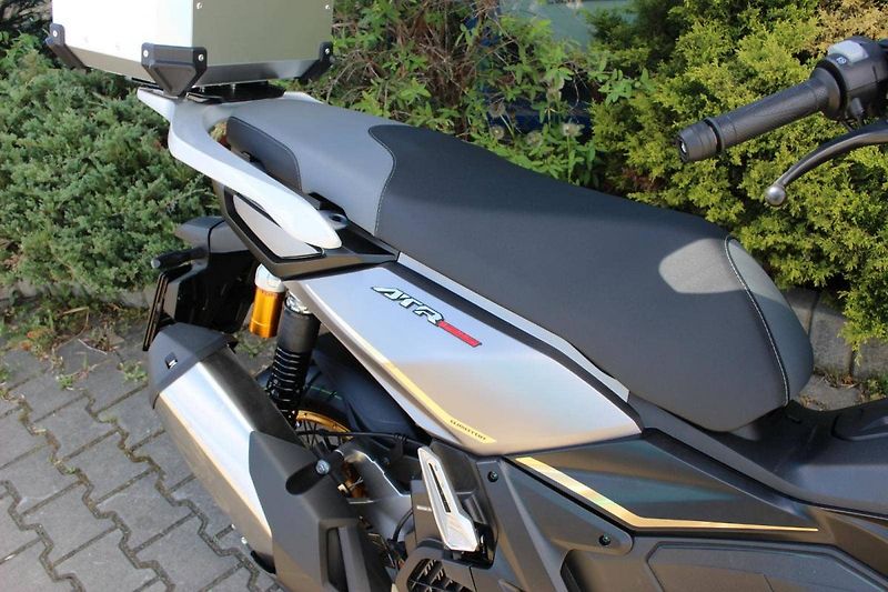 QJ Motor (2026) ATR 125 kufr zdarma, hybridní - fotka 3 z 8