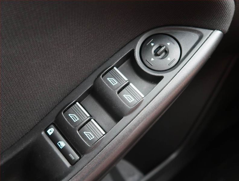 Ford Focus (2015) 1.5 TDCi, Navi, Tempomat - fotka 15 z 17