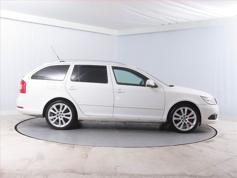 Škoda Octavia (2010) RS 2.0 TDI, Xenony, Tempomat - fotka 6 z 14