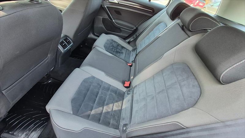Volkswagen Golf 1,6 TDI DSG COMFORTLINE ČR - fotka 20 z 23