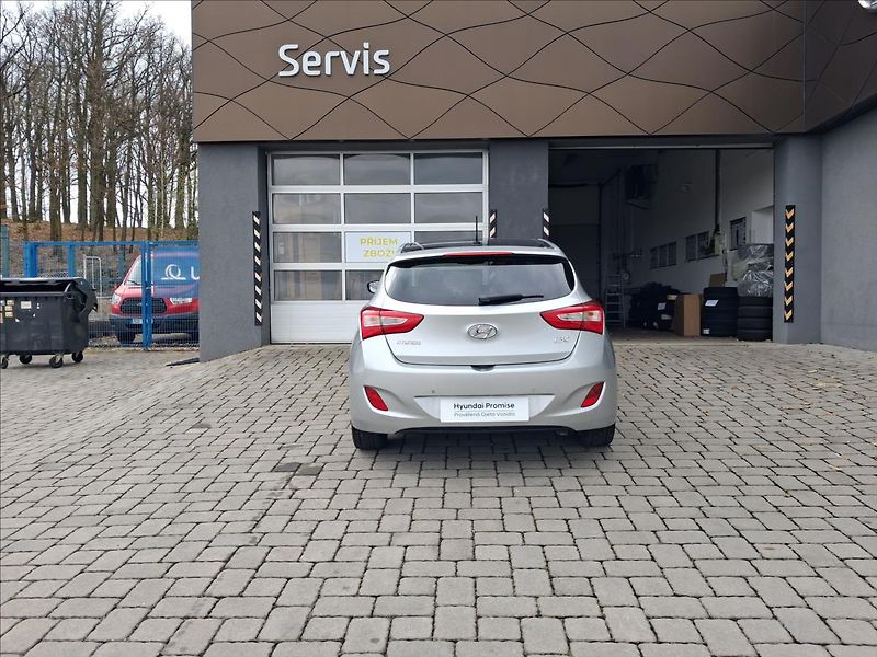 Hyundai i30 1,6 GDI AT Weekend PANORAMA - fotka 17 z 19
