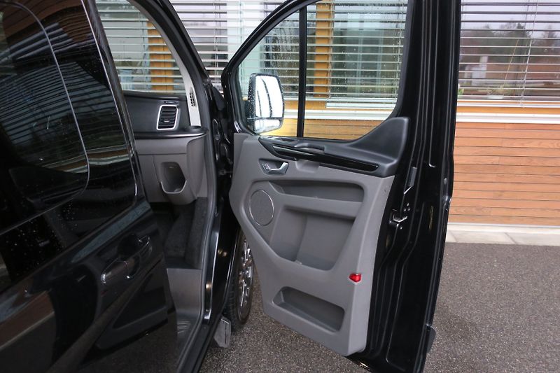 Ford Tourneo Custom (2020) 2.0 TDCi 320 L2 Titanium 8Míst - fotka 34 z 50