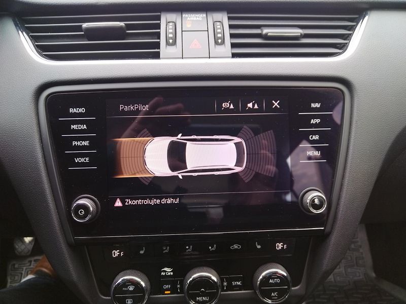 Škoda Octavia COMBI 1.6 TDi STYLE - fotka 22 z 30