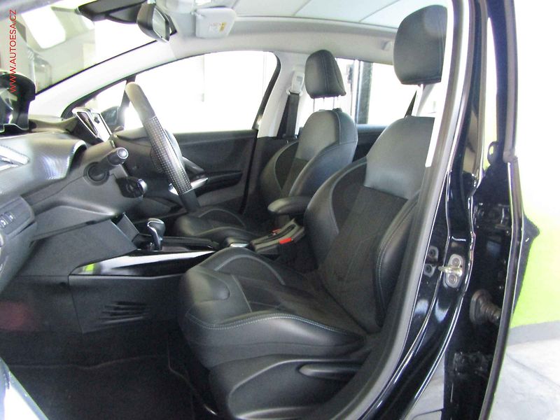 Peugeot 2008 (2019) 1.2PT, Crossway, AT, panor - fotka 9 z 22