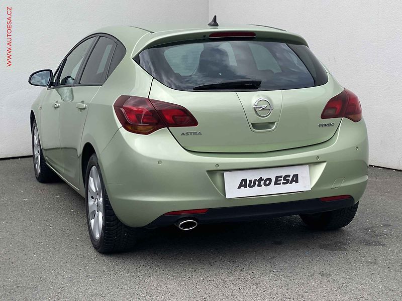 Opel Astra (2011) 1.6i, AC, xenon, navi - fotka 6 z 19