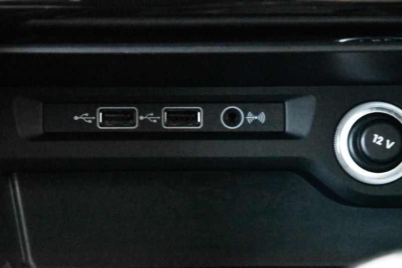 Volkswagen Touran 2.0 TDi COMFORTLINE,NAVI,MASÁŽ - fotka 24 z 51