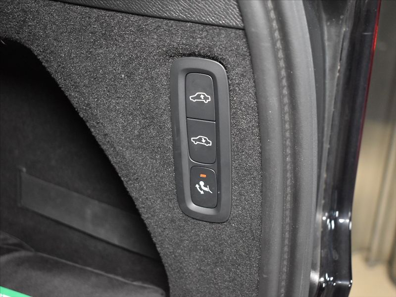 Volvo XC90 2,0 B5 AWD ULTRA Vzduch,Tažné - fotka 11 z 26