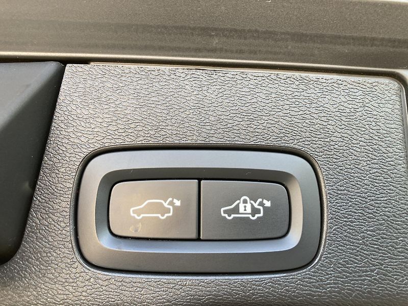 Volvo XC60 B4 AWD PLUS DARK AT8, ČR - fotka 11 z 26